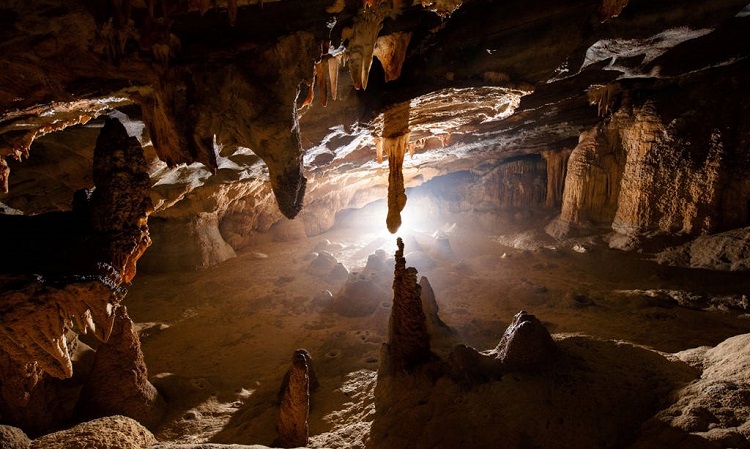 A l’intérieur de la grotte Hang Tien