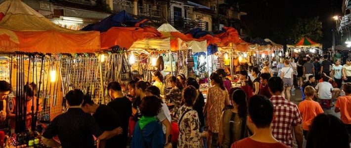 Découverte le marché de nuit à Hanoi